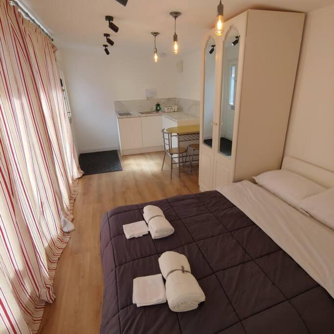 Self Contained, Double Bed Studio, Private Kitchen, Private Bath, Walking Distance To Harry Potter Watford  Exterior foto