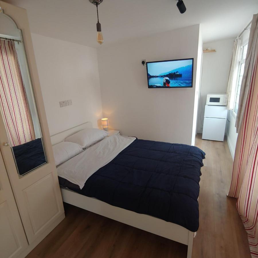 Self Contained, Double Bed Studio, Private Kitchen, Private Bath, Walking Distance To Harry Potter Watford  Exterior foto