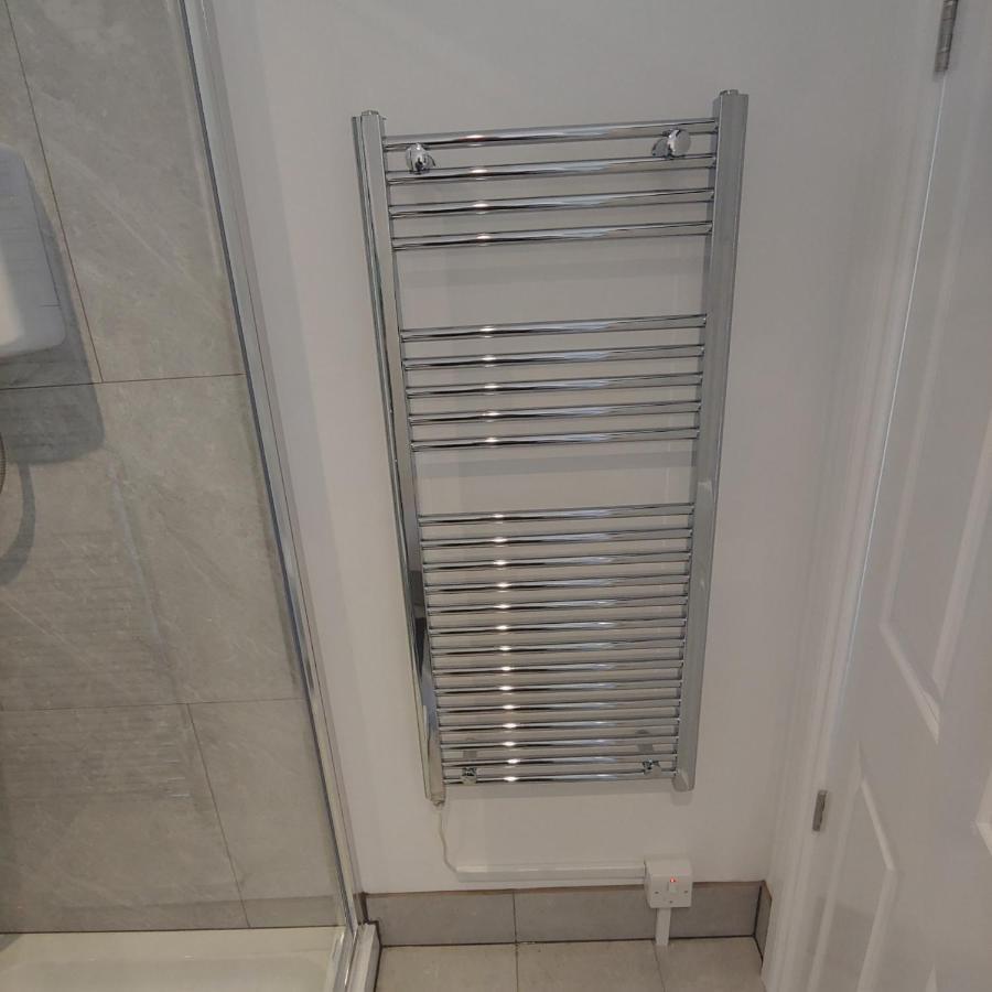 Self Contained, Double Bed Studio, Private Kitchen, Private Bath, Walking Distance To Harry Potter Watford  Exterior foto