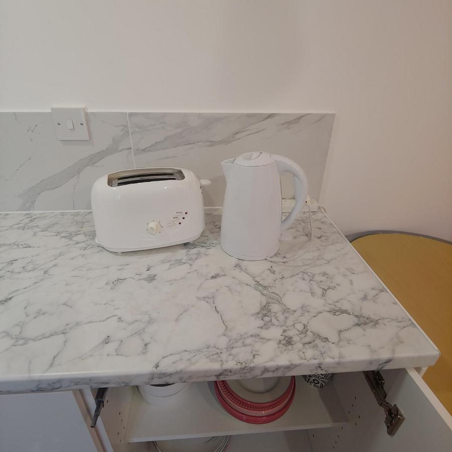 Self Contained, Double Bed Studio, Private Kitchen, Private Bath, Walking Distance To Harry Potter Watford  Exterior foto