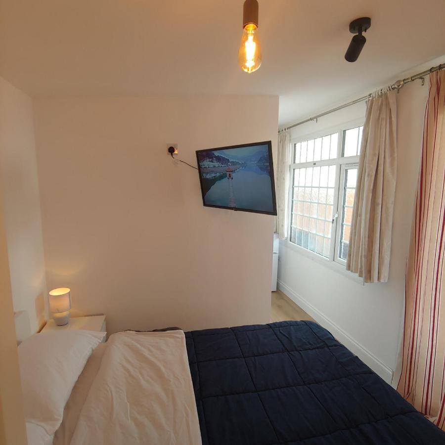 Self Contained, Double Bed Studio, Private Kitchen, Private Bath, Walking Distance To Harry Potter Watford  Exterior foto
