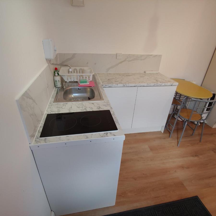 Self Contained, Double Bed Studio, Private Kitchen, Private Bath, Walking Distance To Harry Potter Watford  Exterior foto